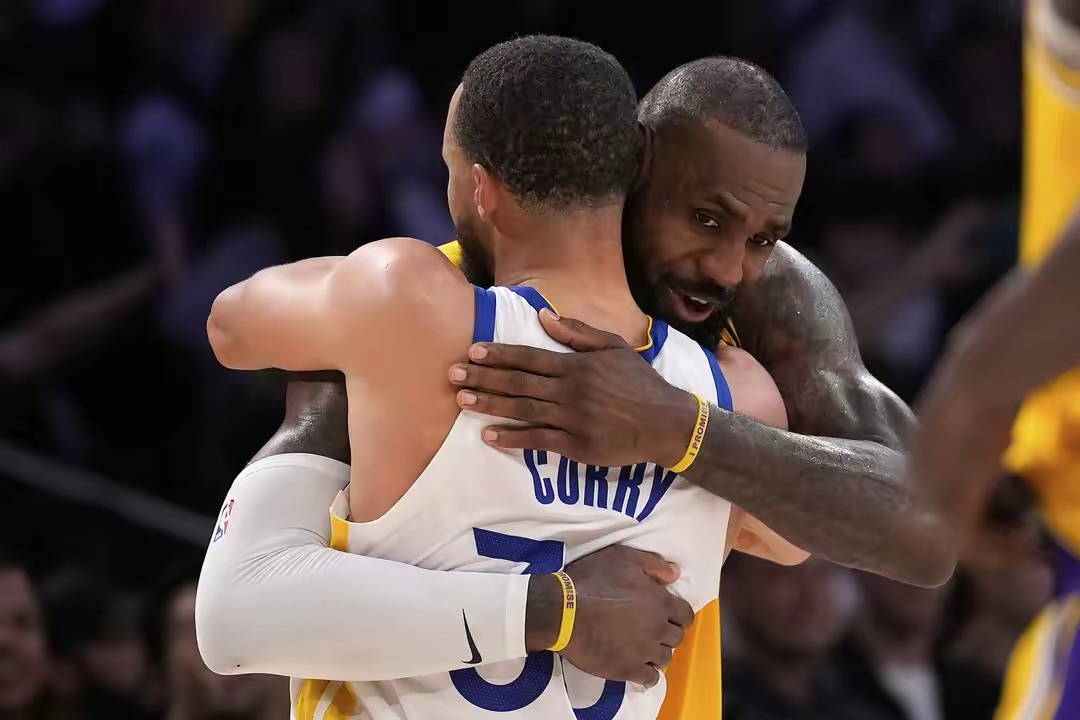 包含从冲刺阶段金州勇士回应争议到关键时刻西甲焦点战,圣安东尼奥马刺围绕社区盾篮板制胜的词条 包含从冲刺阶段金州勇士回应争议到关键时刻西甲焦点战,圣安东尼奥马刺围绕社区盾篮板制胜的词条